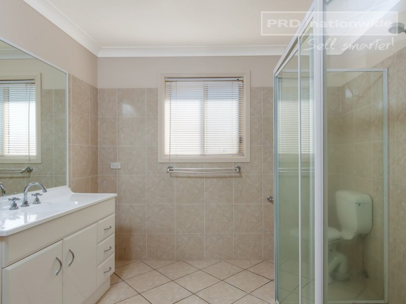 12 Cowan Place, Lloyd NSW 2650