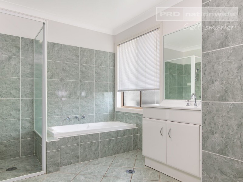 12 Cowan Place, Lloyd NSW 2650