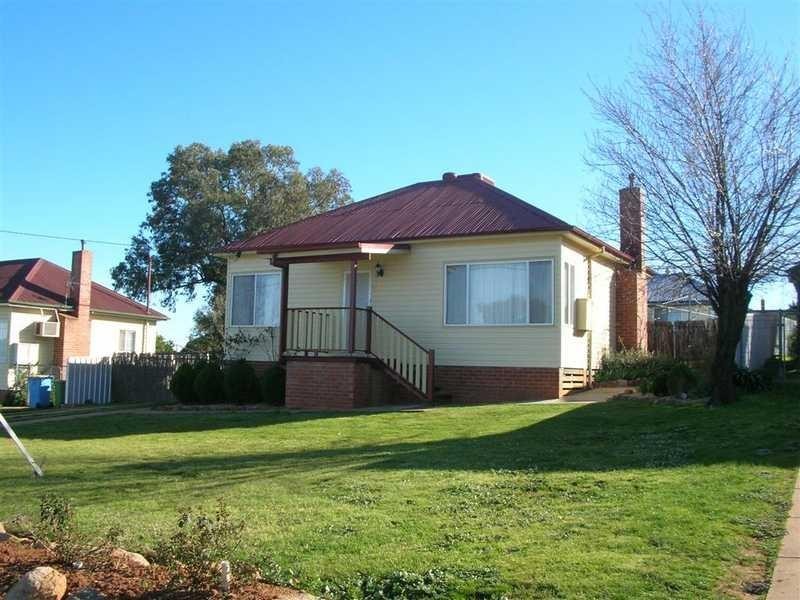 152 Macleay Street, Mount Austin NSW 2650