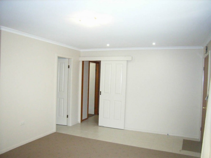 18 Lake Street, Lake Albert NSW 2650