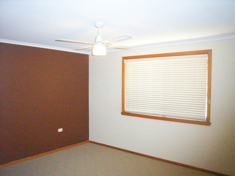 18 Lake Street, Lake Albert NSW 2650