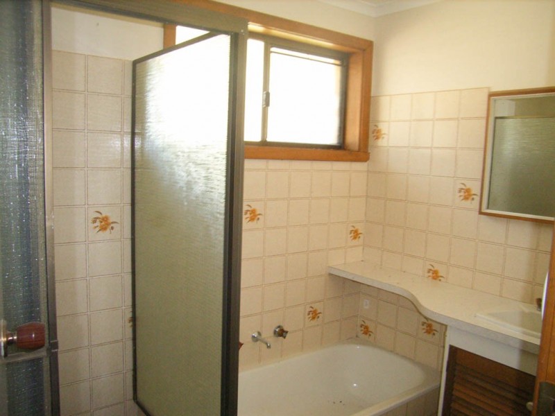 18 Lake Street, Lake Albert NSW 2650