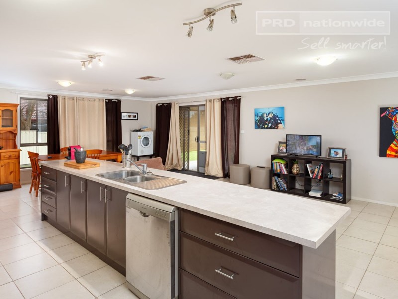 61 Undurra Drive, Glenfield Park NSW 2650
