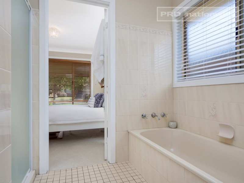 41 Balleroo Crescent, Glenfield Park NSW 2650