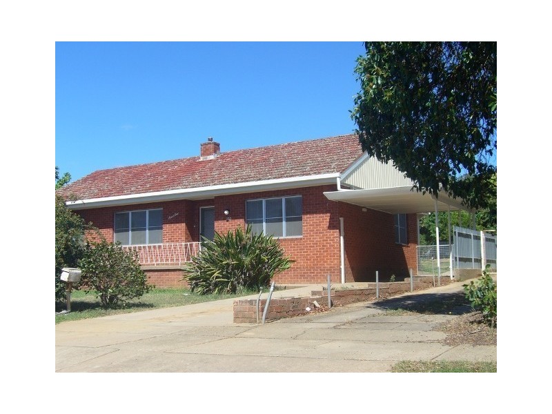 220 Lake Road, Kooringal NSW 2650