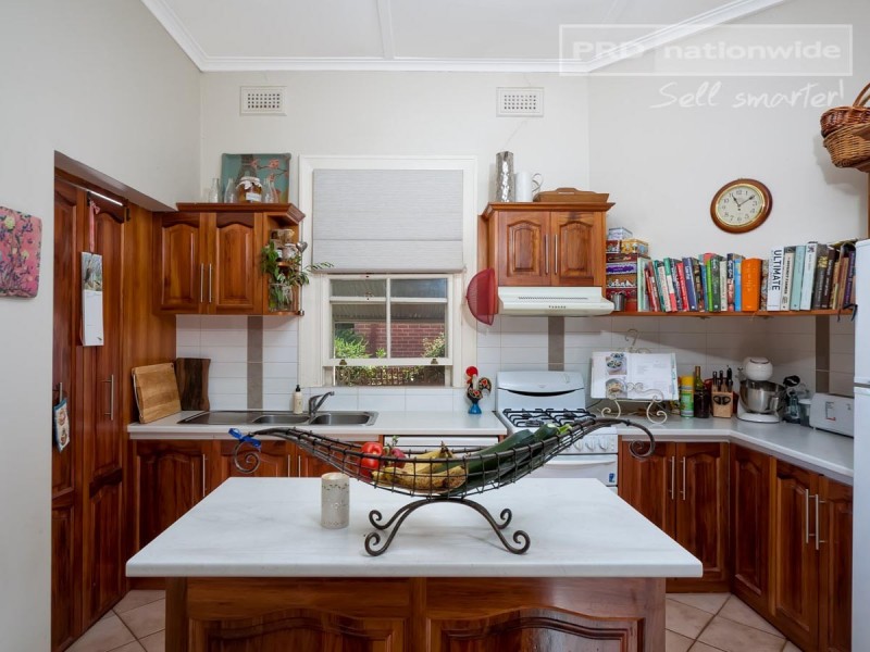 8 Kildare Avenue, Turvey Park NSW 2650