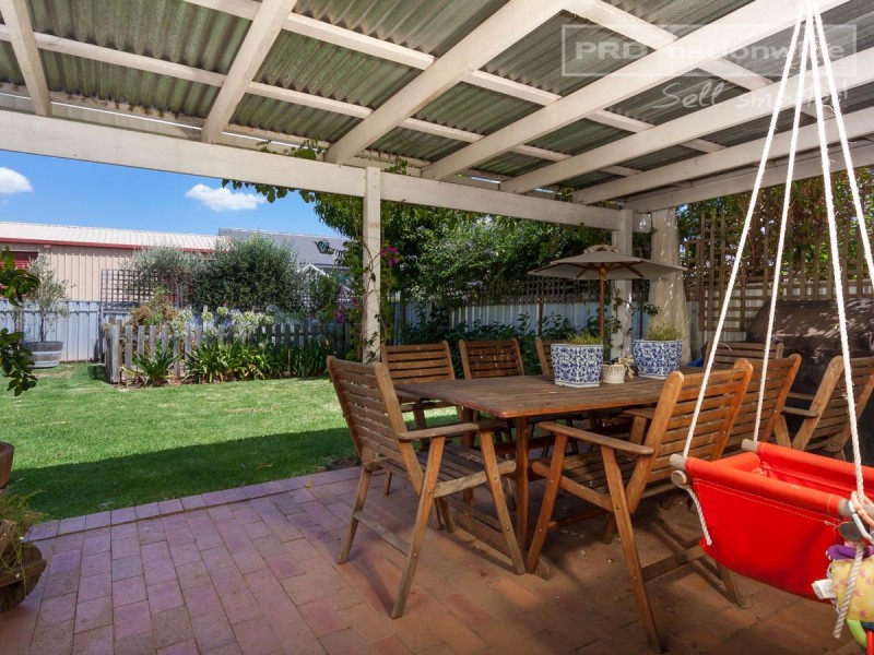 8 Kildare Avenue, Turvey Park NSW 2650