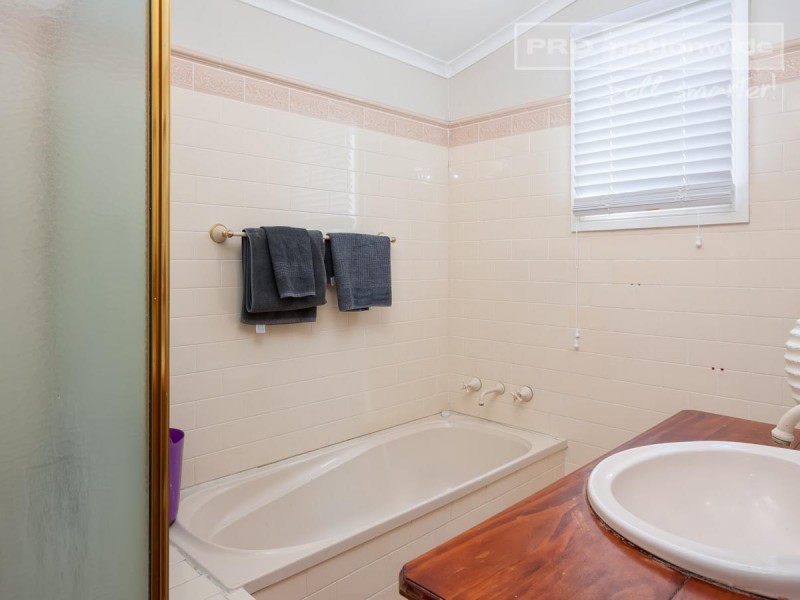 8 Kildare Avenue, Turvey Park NSW 2650