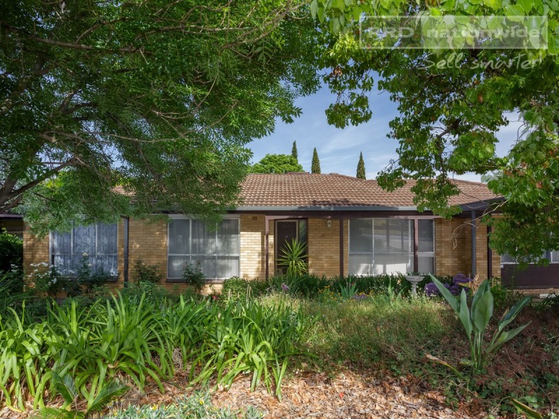 17 Churchill Avenue, Kooringal NSW 2650