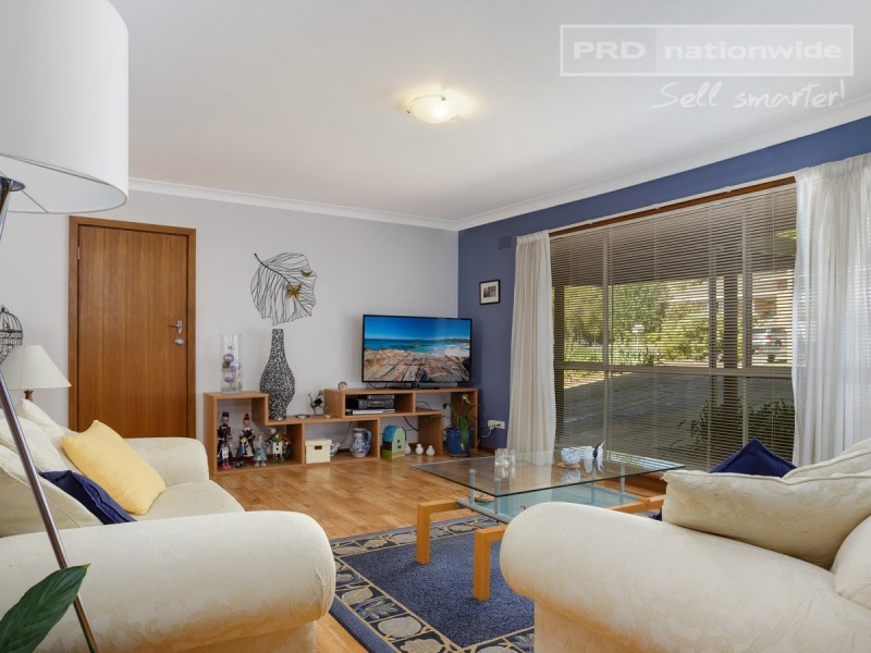 17 Churchill Avenue, Kooringal NSW 2650