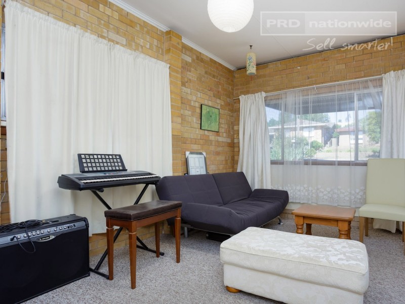 17 Churchill Avenue, Kooringal NSW 2650