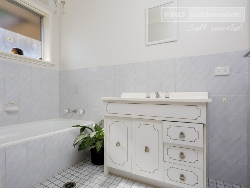 17 Churchill Avenue, Kooringal NSW 2650