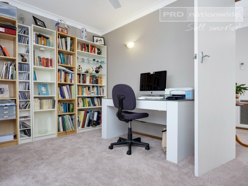 17 Churchill Avenue, Kooringal NSW 2650