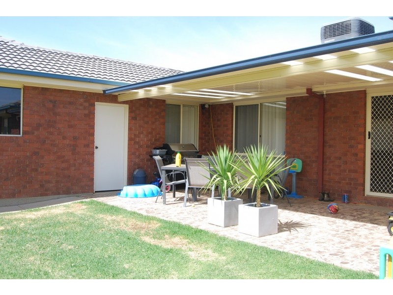 81 Yentoo Drive, Glenfield Park NSW 2650