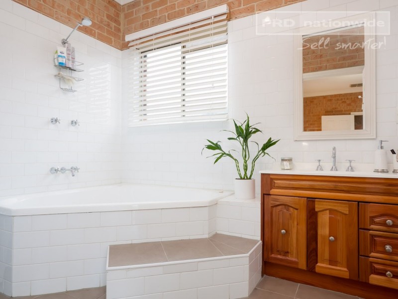 33 Lamilla Street, Glenfield Park NSW 2650