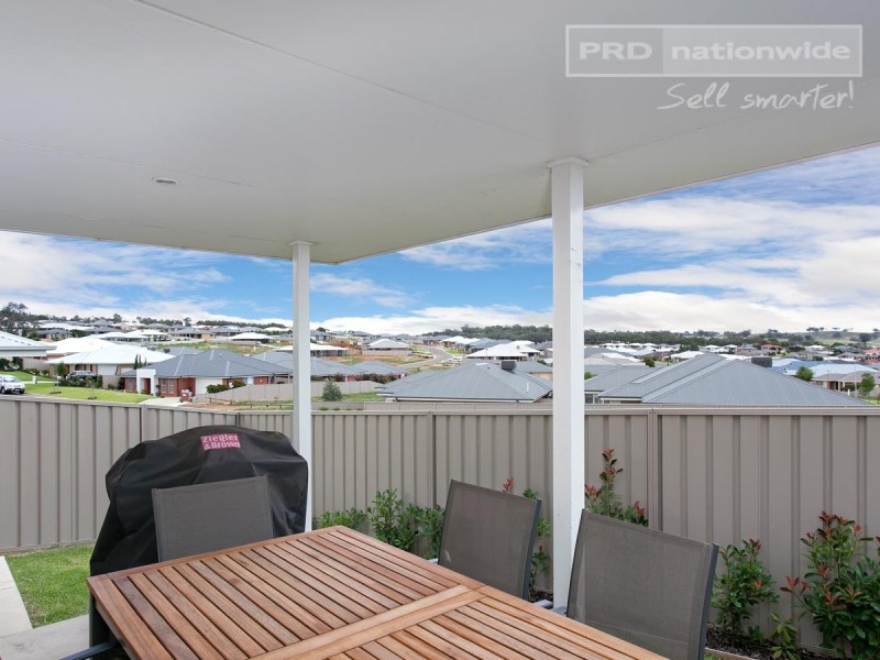 1/30 Osterley Street, Bourkelands NSW 2650