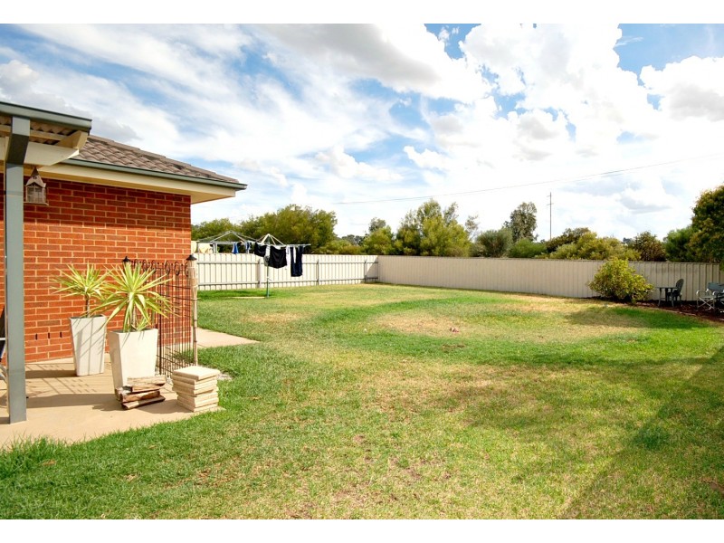 24 Paldi Crescent, Glenfield Park NSW 2650