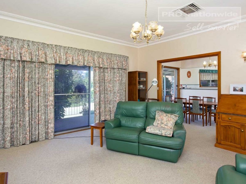 11 Dalkeith Avenue, Lake Albert NSW 2650