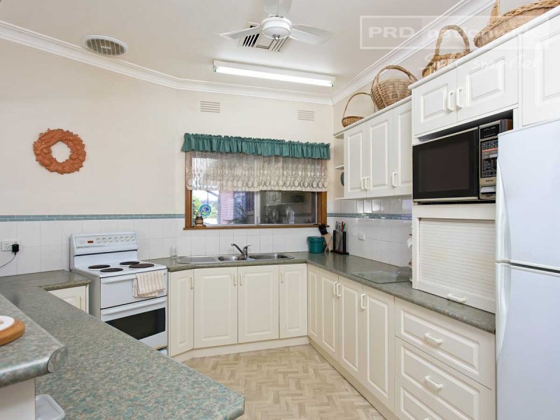 11 Dalkeith Avenue, Lake Albert NSW 2650