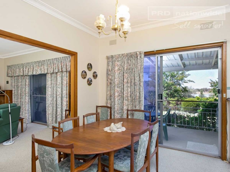 11 Dalkeith Avenue, Lake Albert NSW 2650