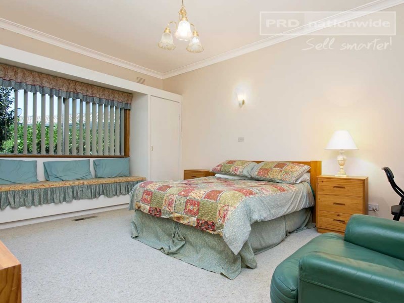 11 Dalkeith Avenue, Lake Albert NSW 2650