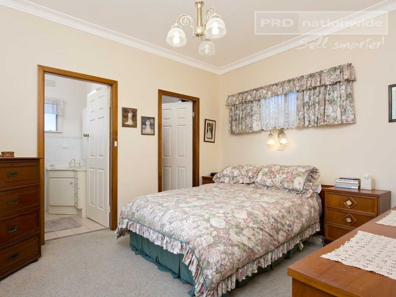 11 Dalkeith Avenue, Lake Albert NSW 2650