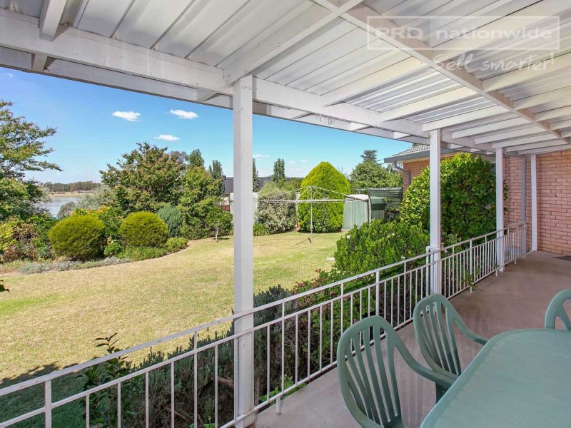 11 Dalkeith Avenue, Lake Albert NSW 2650