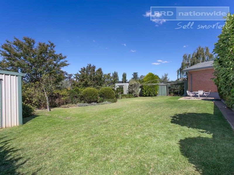 11 Dalkeith Avenue, Lake Albert NSW 2650