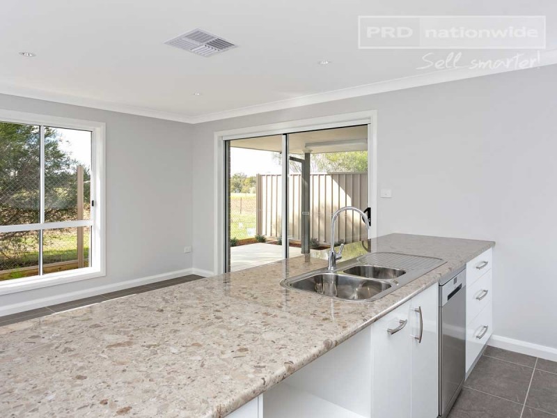 2/42 Breasley Crescent, Boorooma NSW 2650