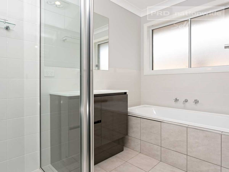 2/42 Breasley Crescent, Boorooma NSW 2650