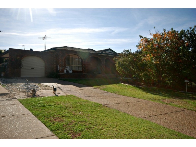 11 Gunn Drive, Estella NSW 2650