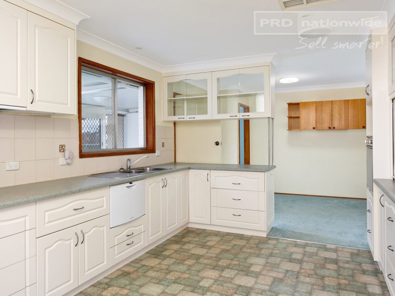 16 Cobb Street, Tolland NSW 2650