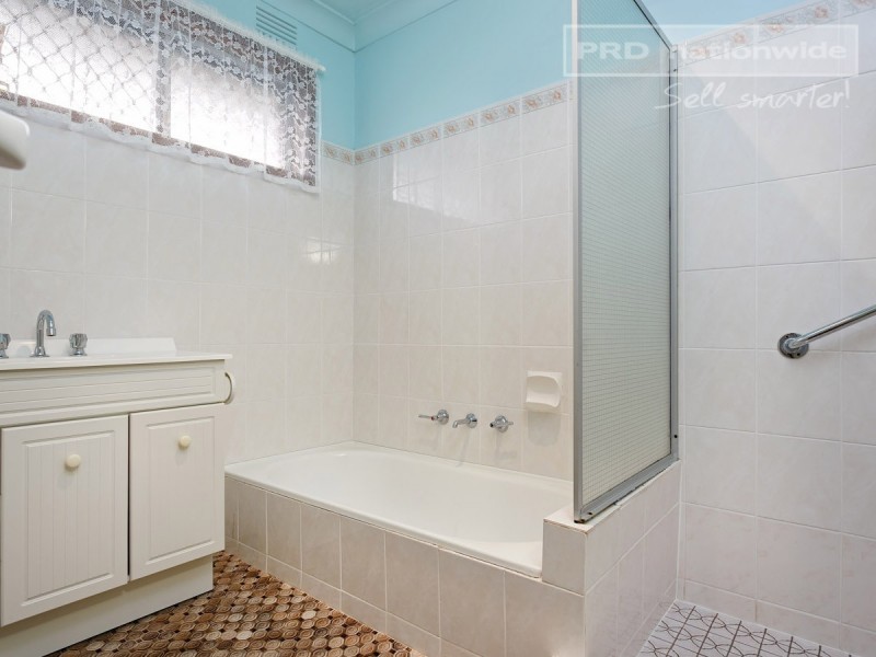 16 Cobb Street, Tolland NSW 2650