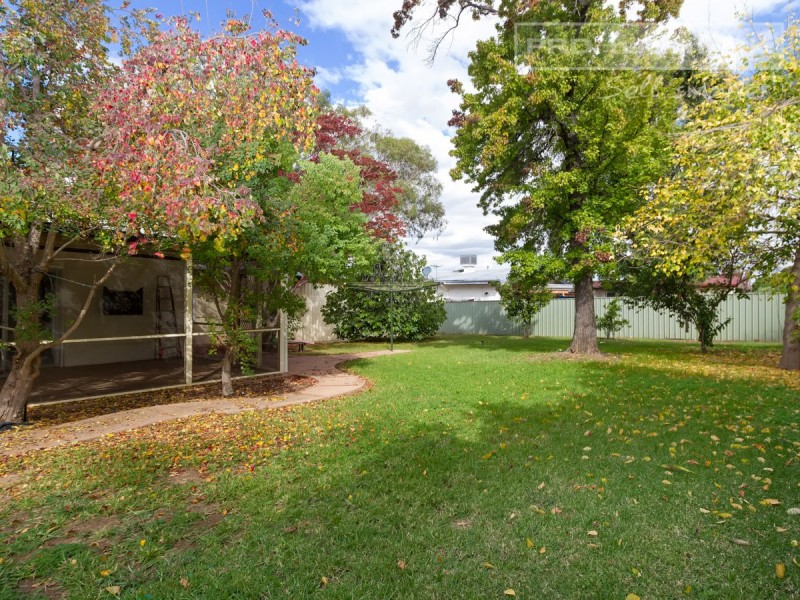 4 Plumpton Road, Kooringal NSW 2650