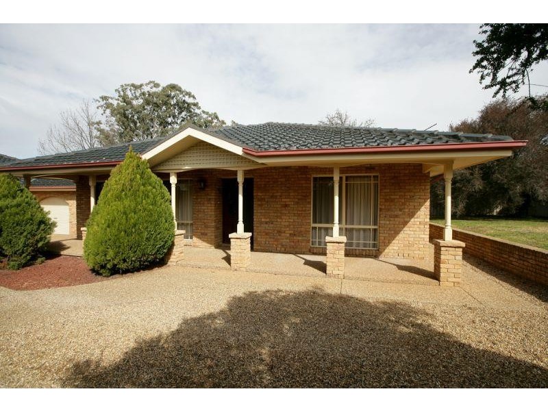 2/2 Plumpton Road, Kooringal NSW 2650