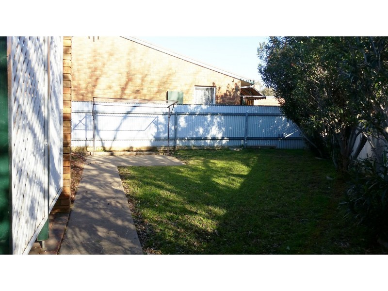 2/47 Karoom Drive, Glenfield Park NSW 2650