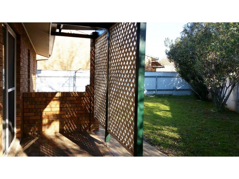 2/47 Karoom Drive, Glenfield Park NSW 2650