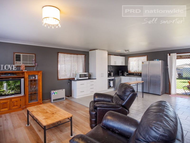 15 Balleroo Crescent, Glenfield Park NSW 2650