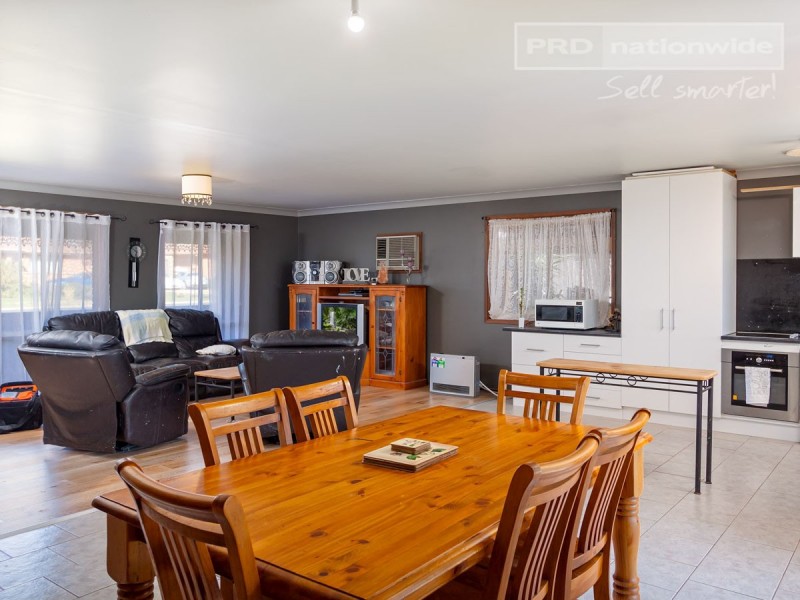 15 Balleroo Crescent, Glenfield Park NSW 2650
