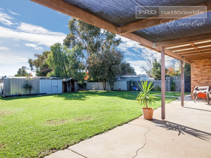 15 Balleroo Crescent, Glenfield Park NSW 2650