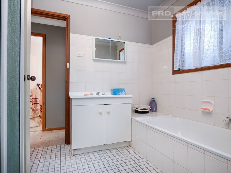 15 Balleroo Crescent, Glenfield Park NSW 2650