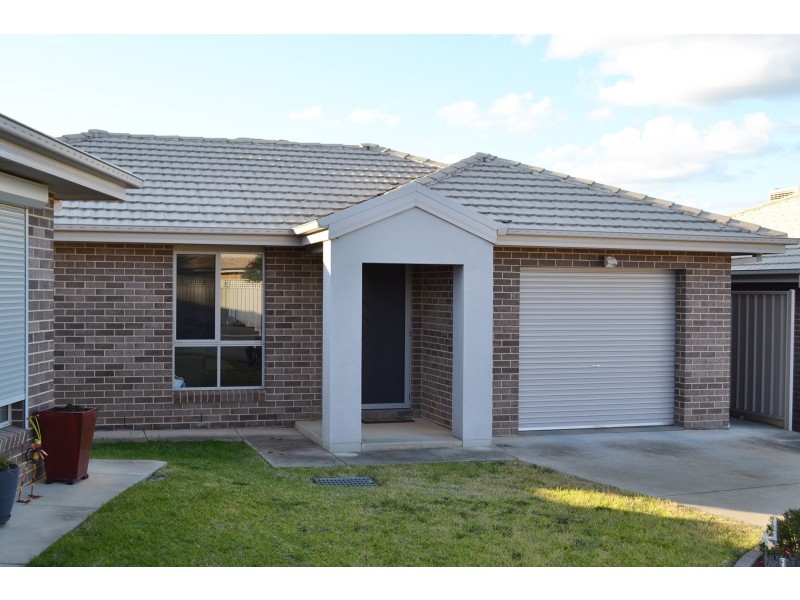 3/3 Womboin Crescent, Glenfield Park NSW 2650