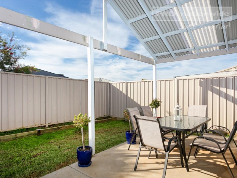 3/3 Womboin Crescent, Glenfield Park NSW 2650