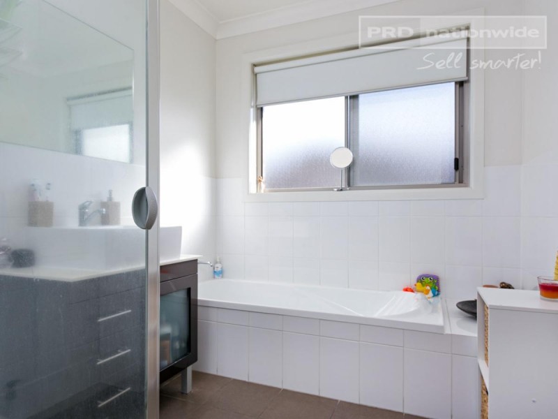 3/3 Womboin Crescent, Glenfield Park NSW 2650