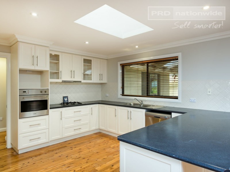 71 Simkin Crescent, Kooringal NSW 2650