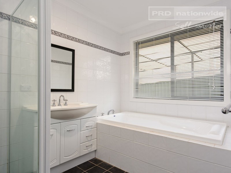 71 Simkin Crescent, Kooringal NSW 2650