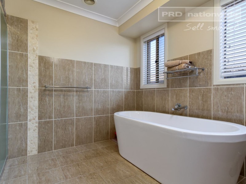 6 Osterley Street, Bourkelands NSW 2650