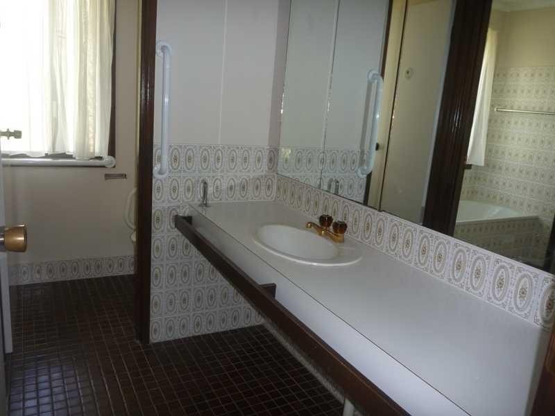 17 Eyre Street, Lake Albert NSW 2650