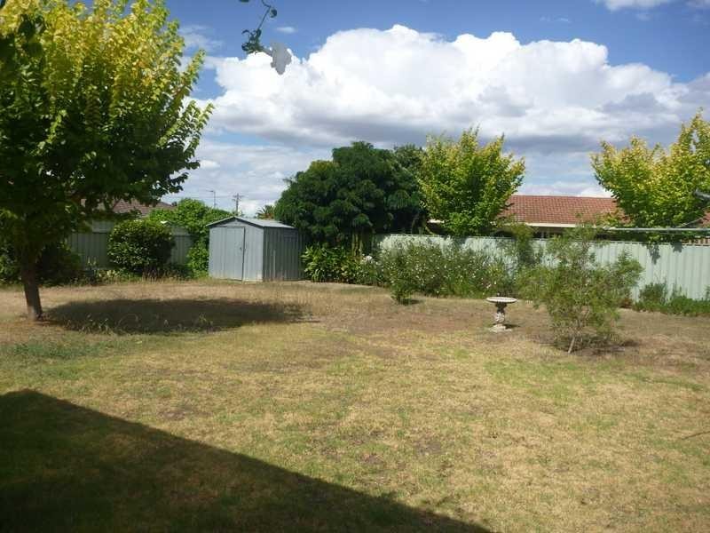 17 Eyre Street, Lake Albert NSW 2650