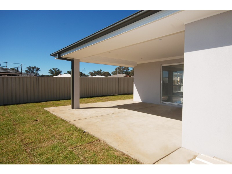 12 Flack Crescent, Boorooma NSW 2650